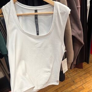 Vuori halo essential scoop tank, NWT